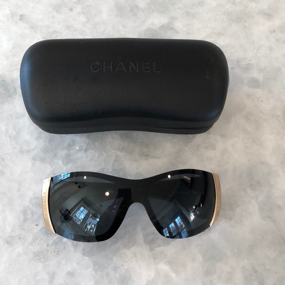 Authentic Chanel sunglasses black - Excellent!!